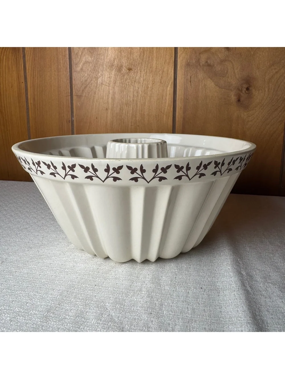 Paula Deen Stoneware Bundt Cake Pan Cream Brown Leaf Pattern Fluted 9.5 Inch